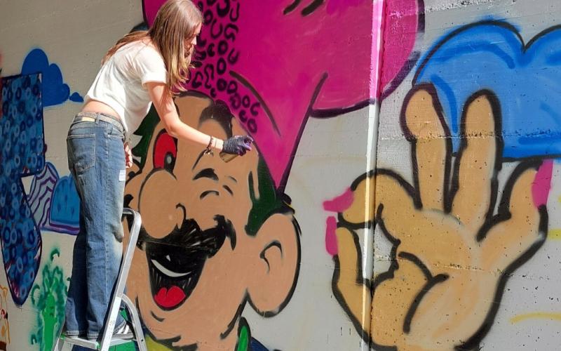 Junge Frau beim sprayen